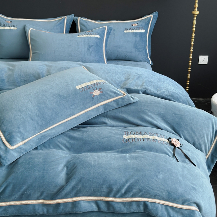 91家纺网 家纺一手货源 找家纺 优姿家纺 2025新款10斤牛奶绒绣花宽边花边压线保暖四件套-幽香玫瑰 幽香玫瑰—深蓝