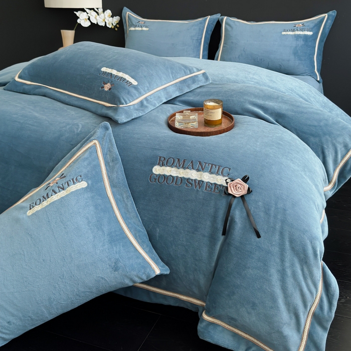 91家纺网 家纺一手货源 找家纺 优姿家纺 2025新款10斤牛奶绒绣花宽边花边压线保暖四件套-幽香玫瑰 幽香玫瑰—深蓝