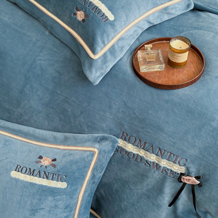 91家纺网 家纺一手货源 找家纺 优姿家纺 2025新款10斤牛奶绒绣花宽边花边压线保暖四件套-幽香玫瑰 幽香玫瑰—深蓝