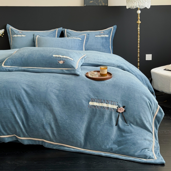 91家纺网 家纺一手货源 找家纺 优姿家纺 2025新款10斤牛奶绒绣花宽边花边压线保暖四件套-幽香玫瑰 幽香玫瑰—深蓝