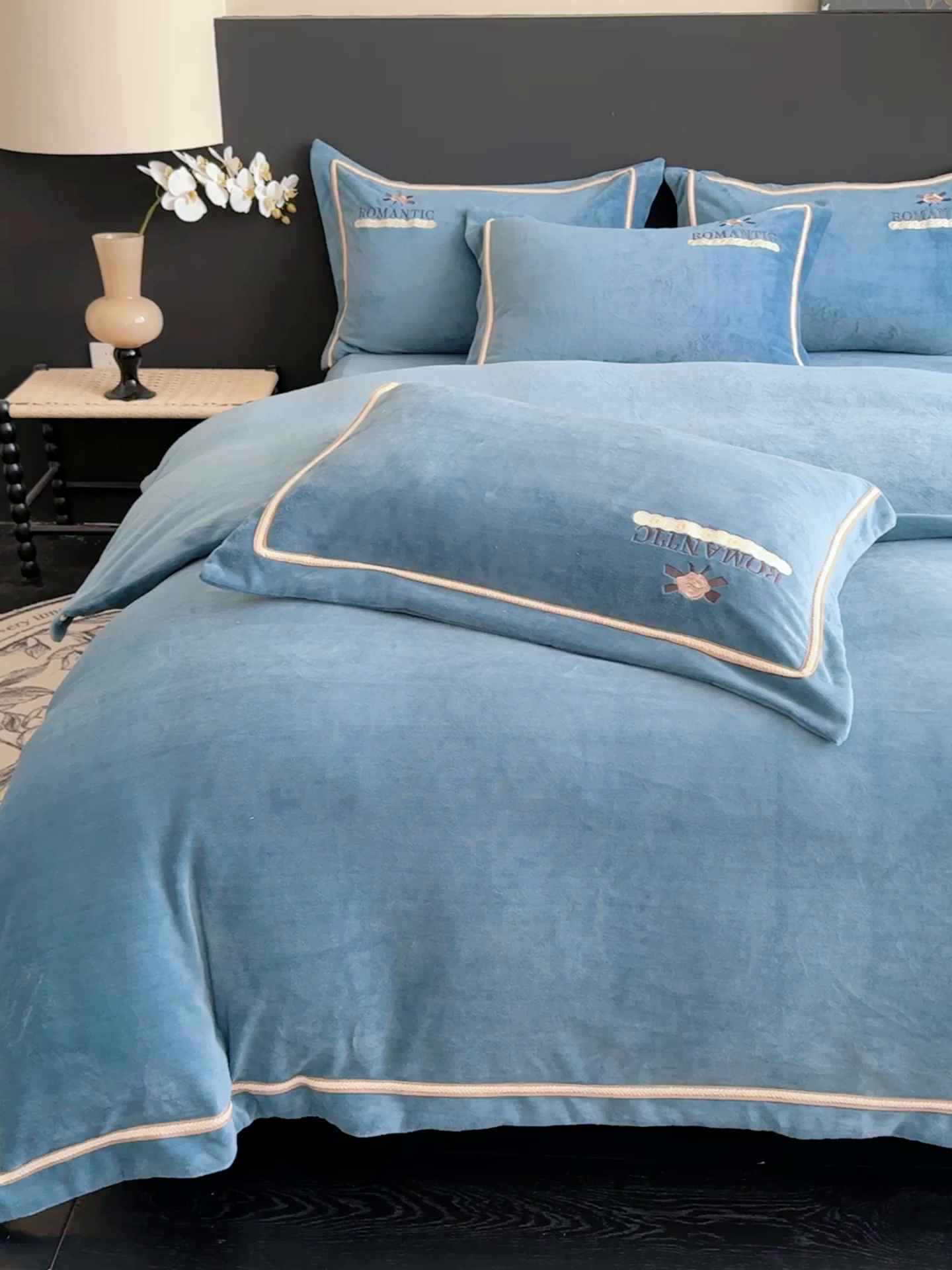 91家纺网 家纺一手货源 找家纺 优姿家纺 2025新款10斤牛奶绒绣花宽边花边压线保暖四件套-幽香玫瑰 幽香玫瑰—深蓝