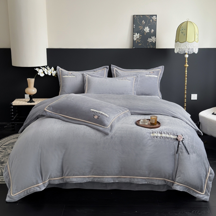 91家纺网 家纺一手货源 找家纺 优姿家纺 2025新款10斤牛奶绒绣花宽边花边压线保暖四件套-幽香玫瑰 幽香玫瑰—灰色