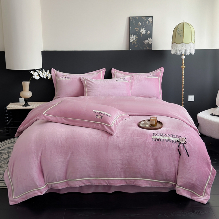 91家纺网 家纺一手货源 找家纺 优姿家纺 2025新款10斤牛奶绒绣花宽边花边压线保暖四件套-幽香玫瑰 幽香玫瑰—紫色
