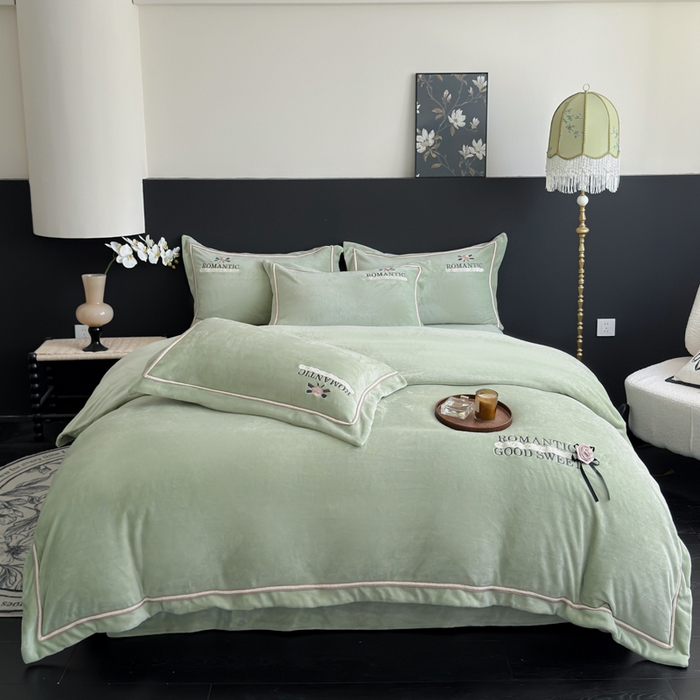 91家纺网 家纺一手货源 找家纺 优姿家纺 2025新款10斤牛奶绒绣花宽边花边压线保暖四件套-幽香玫瑰 幽香玫瑰—绿