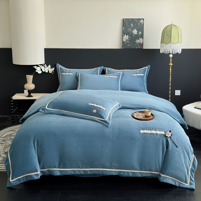 91家纺网 家纺一手货源 找家纺 优姿家纺 2025新款10斤牛奶绒绣花宽边花边压线保暖四件套-幽香玫瑰 幽香玫瑰—深蓝