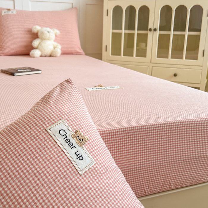 91家纺网 家纺一手货源 找家纺 （总）佳笠家居 2025新款kimi熊全棉色织水洗棉床笠枕套三件套