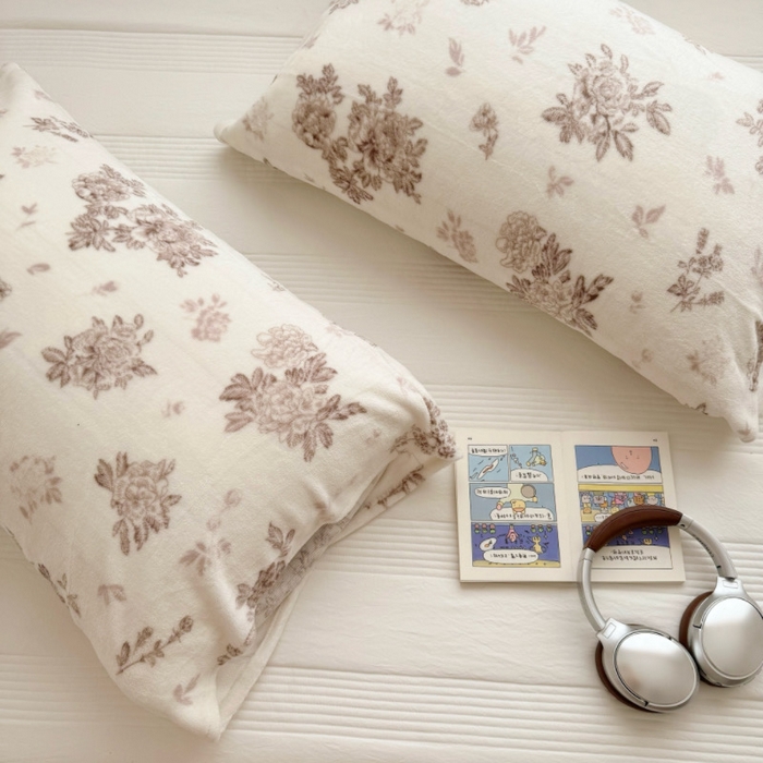 91家纺网 家纺一手货源 找家纺 禧缘家纺（原梦想家）2025新款牛奶绒纯色印花双开口枕套 浅春沫云