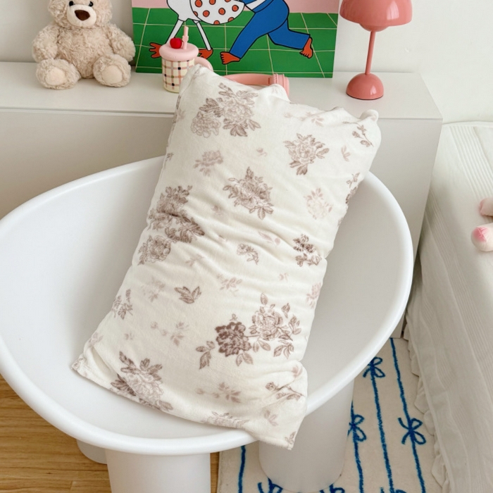 91家纺网 家纺一手货源 找家纺 禧缘家纺（原梦想家）2025新款牛奶绒纯色印花双开口枕套 浅春沫云