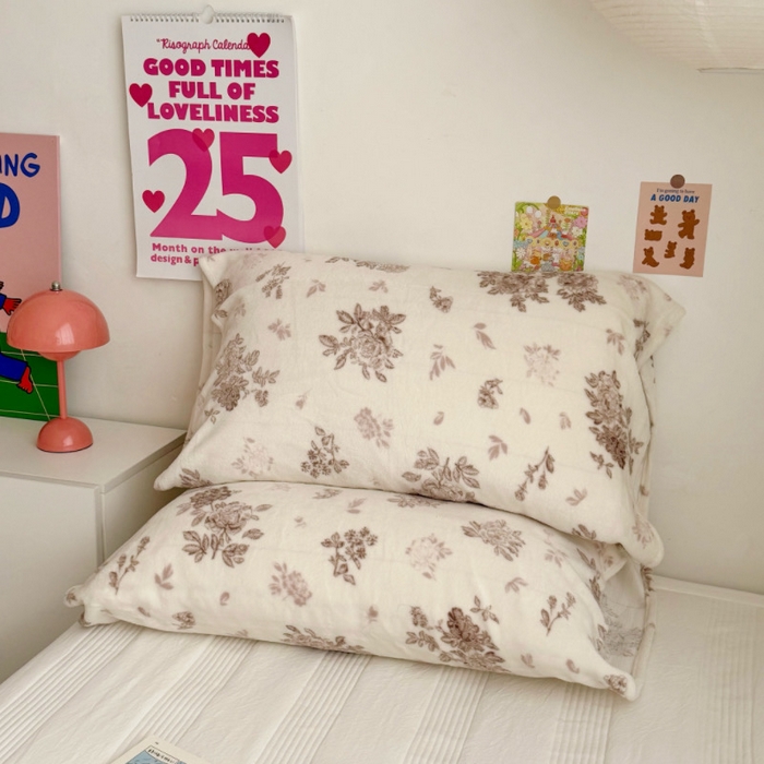 91家纺网 家纺一手货源 找家纺 禧缘家纺（原梦想家）2025新款牛奶绒纯色印花双开口枕套 浅春沫云