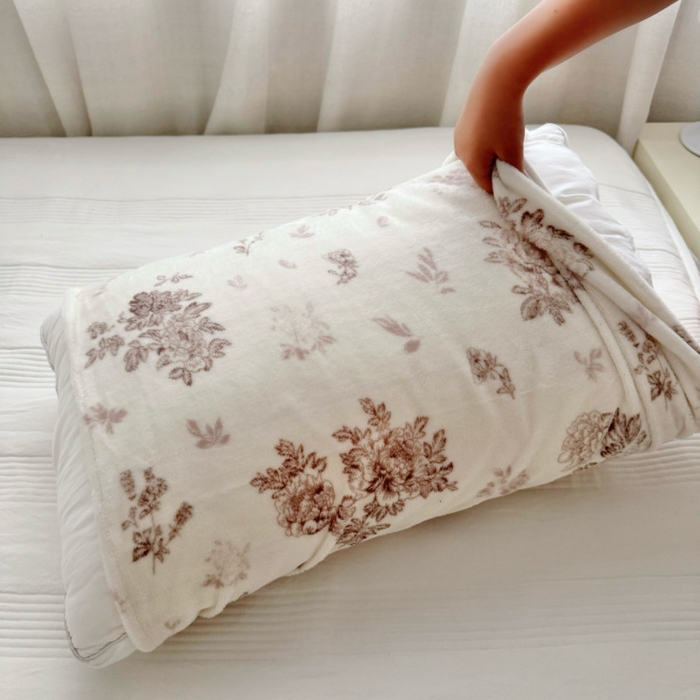 91家纺网 家纺一手货源 找家纺 禧缘家纺（原梦想家）2025新款牛奶绒纯色印花双开口枕套 浅春沫云