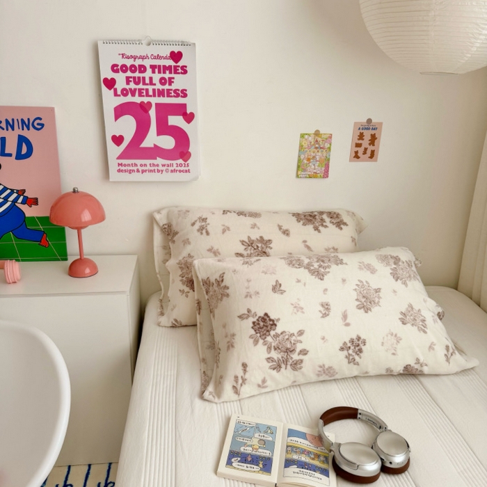 91家纺网 家纺一手货源 找家纺 禧缘家纺（原梦想家）2025新款牛奶绒纯色印花双开口枕套 浅春沫云