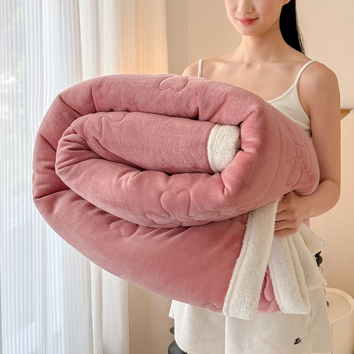 91家纺网 家纺一手货源 找家纺 （总）宜派家纺 2025新款A类婴儿绒北极绒羽丝棉三层夹棉盖毯,半糖粉【双面绒夹棉】,青提绿【双面绒夹棉】,薄雾绿【双面绒夹棉】,水墨灰【双面绒夹棉】,拿铁咖【双面绒夹棉】,晴空蓝【双面绒夹棉】,星云粉【双面绒夹棉】,丁香紫【双面绒夹棉]