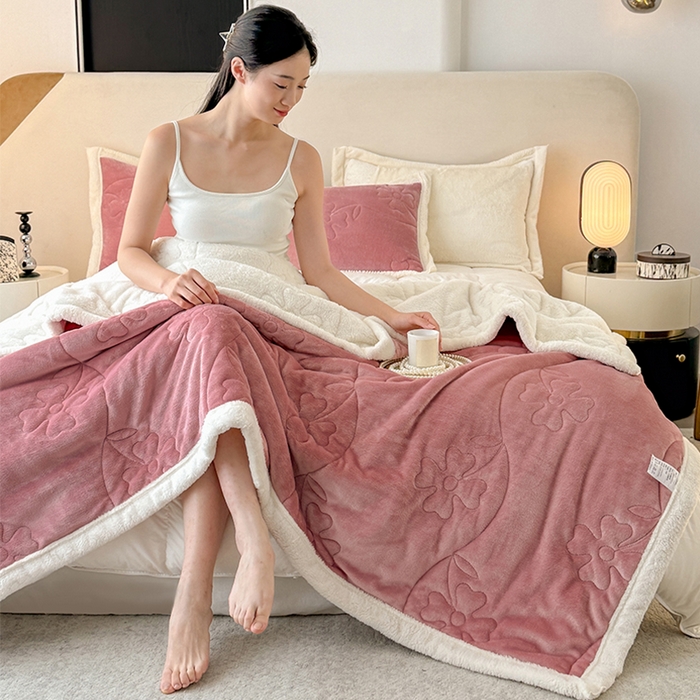 91家纺网 家纺一手货源 找家纺 （总）宜派家纺 2025新款A类婴儿绒北极绒羽丝棉三层夹棉盖毯