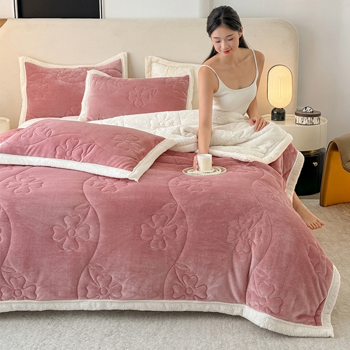 91家纺网 家纺一手货源 找家纺 （总）宜派家纺 2025新款A类婴儿绒北极绒羽丝棉三层夹棉盖毯