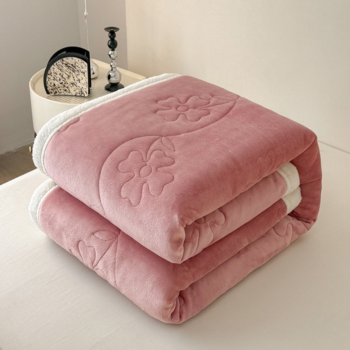 91家纺网 家纺一手货源 找家纺 （总）宜派家纺 2025新款A类婴儿绒北极绒羽丝棉三层夹棉盖毯