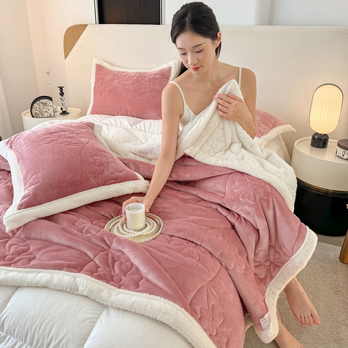 91家纺网 家纺一手货源 找家纺 宜派家纺 2025新款A类婴儿绒北极绒羽丝棉三层夹棉盖毯 半糖粉【双面绒夹棉】