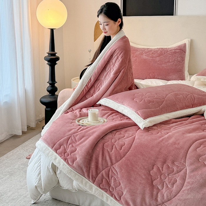 91家纺网 家纺一手货源 找家纺 宜派家纺 2025新款A类婴儿绒北极绒羽丝棉三层夹棉盖毯 半糖粉【双面绒夹棉】