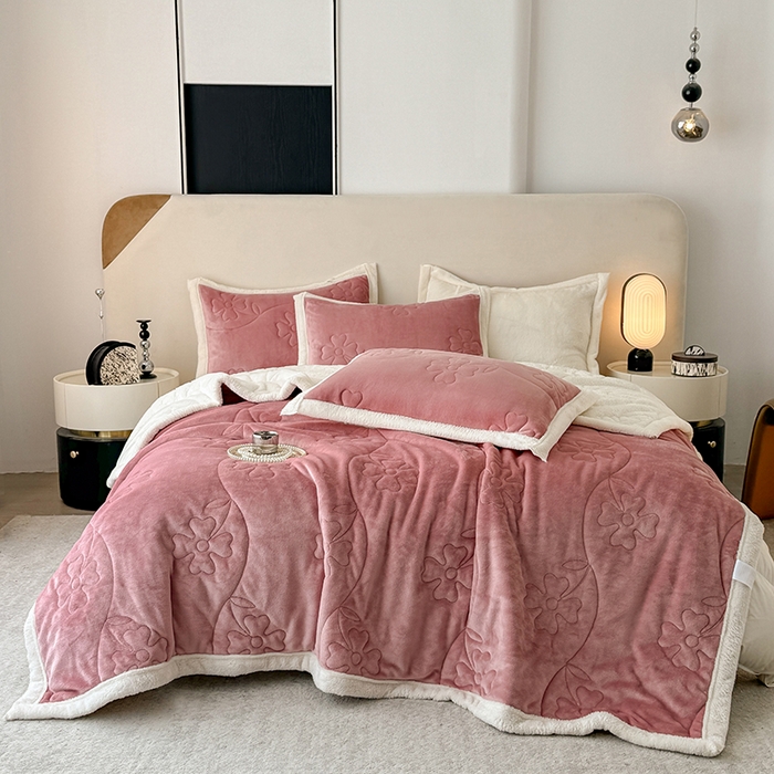 91家纺网 家纺一手货源 找家纺 宜派家纺 2025新款A类婴儿绒北极绒羽丝棉三层夹棉盖毯 半糖粉【双面绒夹棉】