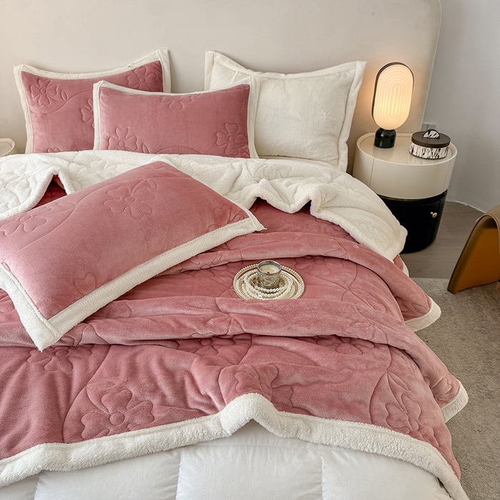 91家纺网 家纺一手货源 找家纺 宜派家纺 2025新款A类婴儿绒北极绒羽丝棉三层夹棉盖毯 半糖粉【双面绒夹棉】