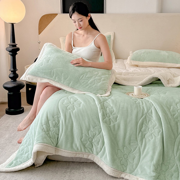 91家纺网 家纺一手货源 找家纺 宜派家纺 2025新款A类婴儿绒北极绒羽丝棉三层夹棉盖毯 青提绿【双面绒夹棉】