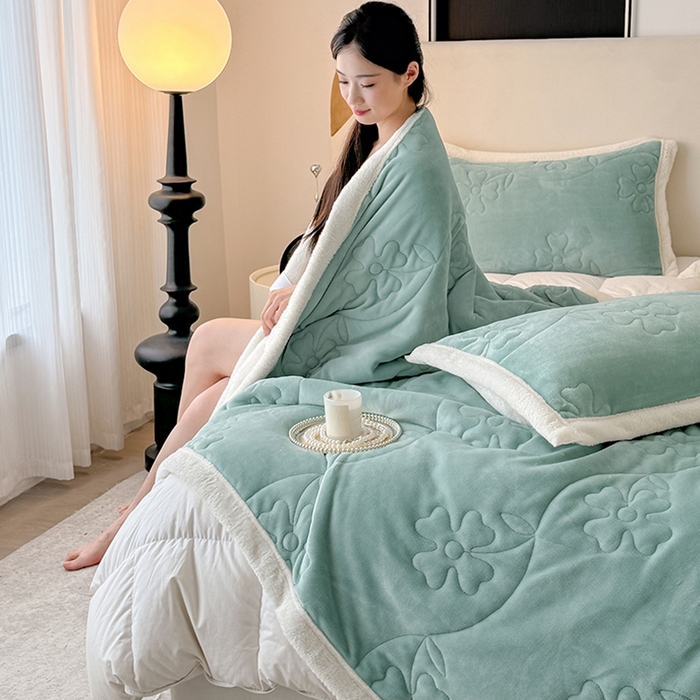 91家纺网 家纺一手货源 找家纺 宜派家纺 2025新款A类婴儿绒北极绒羽丝棉三层夹棉盖毯 薄雾绿【双面绒夹棉】