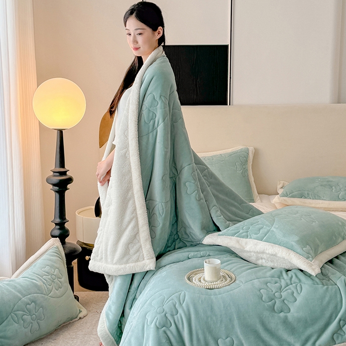 91家纺网 家纺一手货源 找家纺 宜派家纺 2025新款A类婴儿绒北极绒羽丝棉三层夹棉盖毯 薄雾绿【双面绒夹棉】