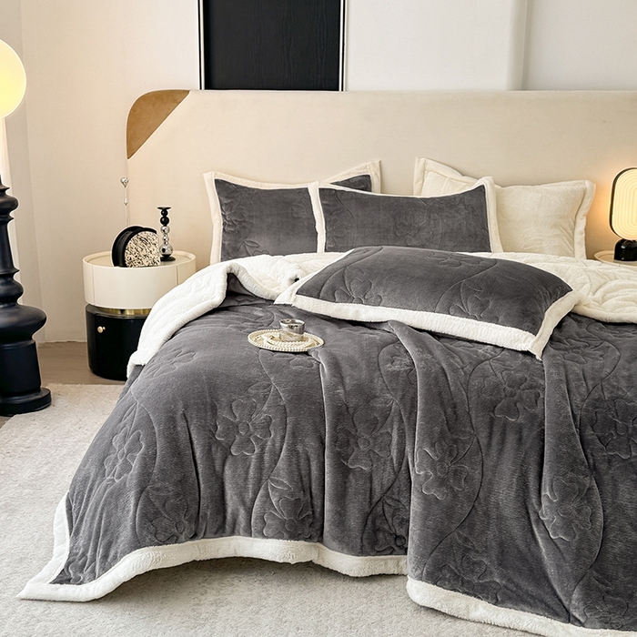 91家纺网 家纺一手货源 找家纺 宜派家纺 2025新款A类婴儿绒北极绒羽丝棉三层夹棉盖毯 水墨灰【双面绒夹棉】