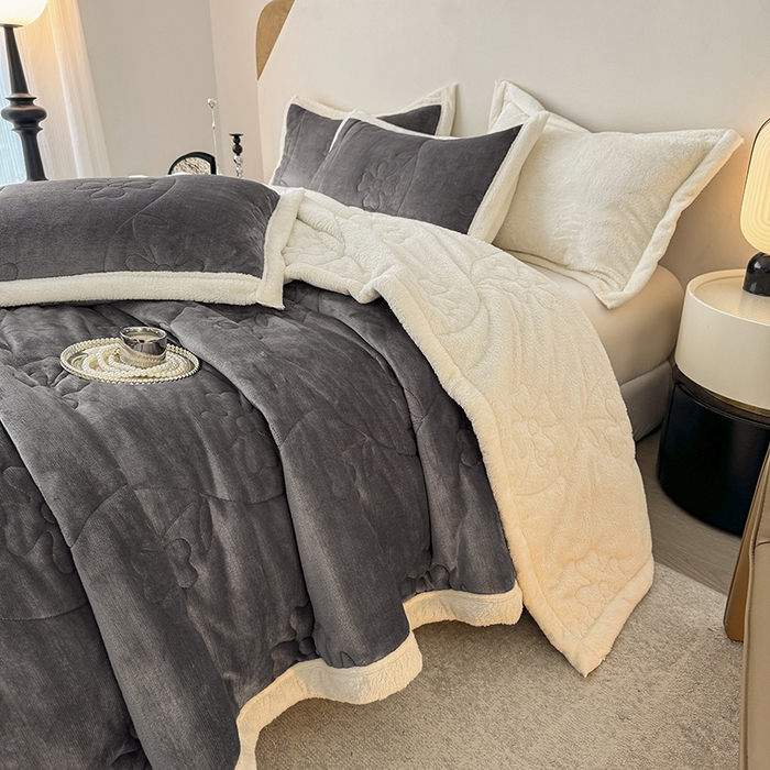 91家纺网 家纺一手货源 找家纺 宜派家纺 2025新款A类婴儿绒北极绒羽丝棉三层夹棉盖毯 水墨灰【双面绒夹棉】