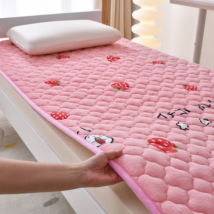 91家纺网 家纺一手货源 找家纺 索弗莱家纺 2025新款全消光牛奶绒学生床垫可水洗机洗床护垫床褥子 草莓