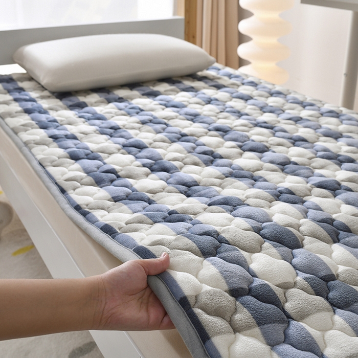 91家纺网 家纺一手货源 找家纺 索弗莱家纺 2025新款全消光牛奶绒学生床垫可水洗机洗床护垫床褥子 灰白格