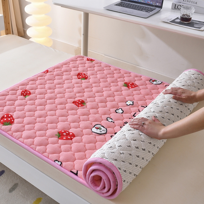 91家纺网 家纺一手货源 找家纺 索弗莱家纺 2025新款全消光牛奶绒学生床垫可水洗机洗床护垫床褥子 草莓