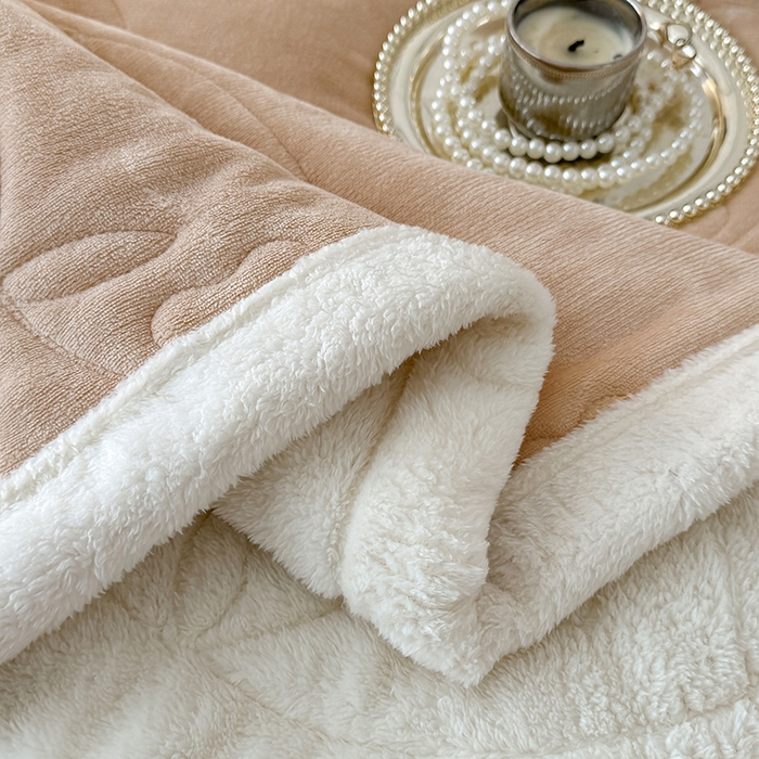 91家纺网 家纺一手货源 找家纺 宜派家纺 2025新款A类婴儿绒北极绒羽丝棉三层夹棉盖毯 拿铁咖【双面绒夹棉】