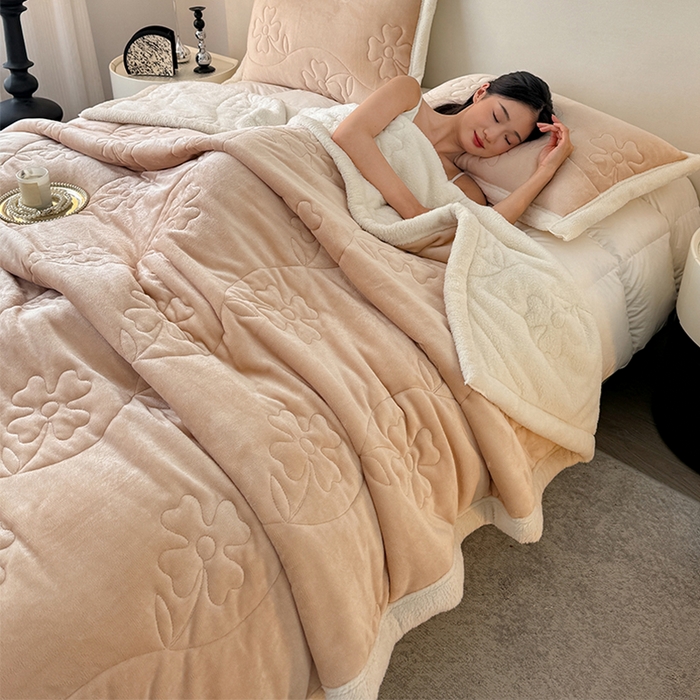 91家纺网 家纺一手货源 找家纺 宜派家纺 2025新款A类婴儿绒北极绒羽丝棉三层夹棉盖毯 拿铁咖【双面绒夹棉】