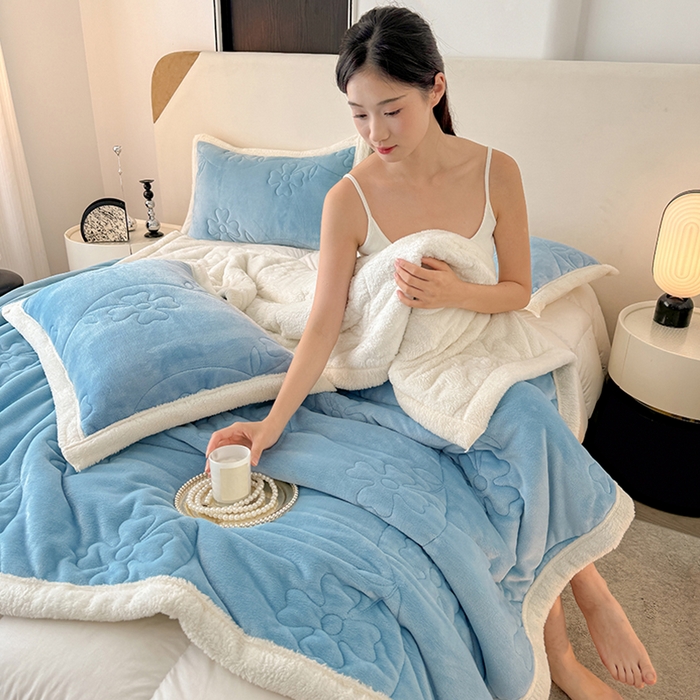 91家纺网 家纺一手货源 找家纺 宜派家纺 2025新款A类婴儿绒北极绒羽丝棉三层夹棉盖毯 晴空蓝【双面绒夹棉】