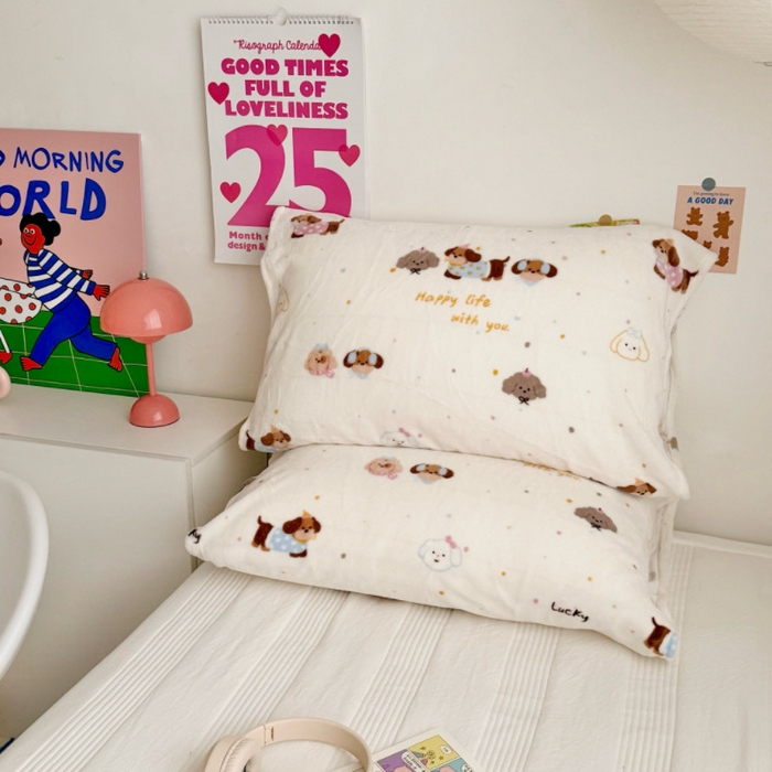 91家纺网 家纺一手货源 找家纺 禧缘家纺（原梦想家）2025新款牛奶绒纯色印花双开口枕套 音乐小狗