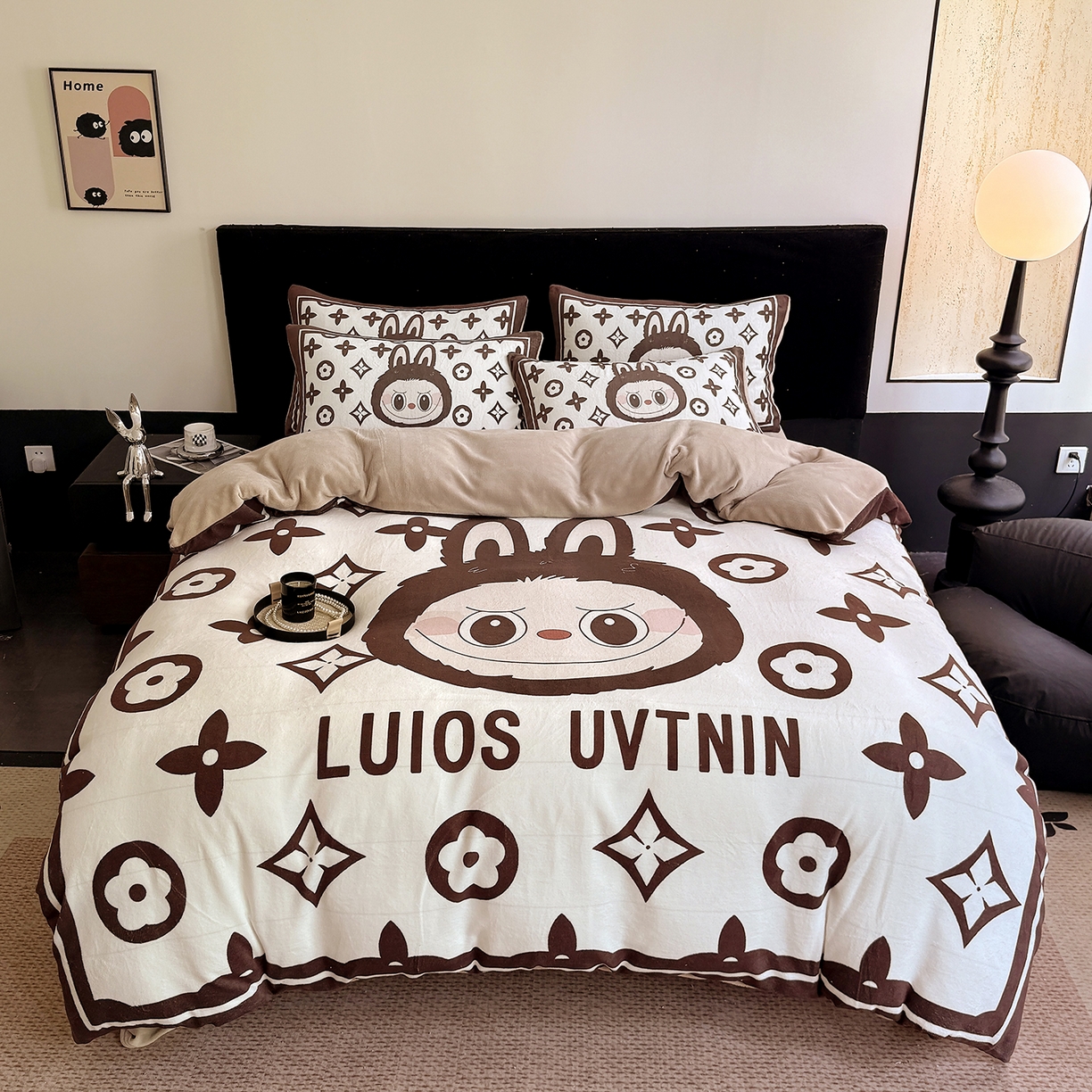 91家纺网 家纺一手货源 找家纺 摩卡（乐趣） 2025新款牛奶绒大版数码印花四件套（提供买家秀） 路易兔