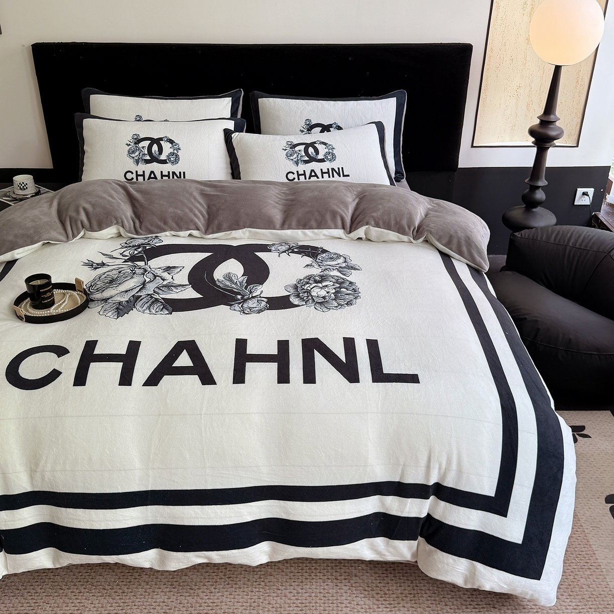 91家纺网 家纺一手货源 找家纺 摩卡（乐趣） 2025新款牛奶绒大版数码印花四件套（提供买家秀） 白香花