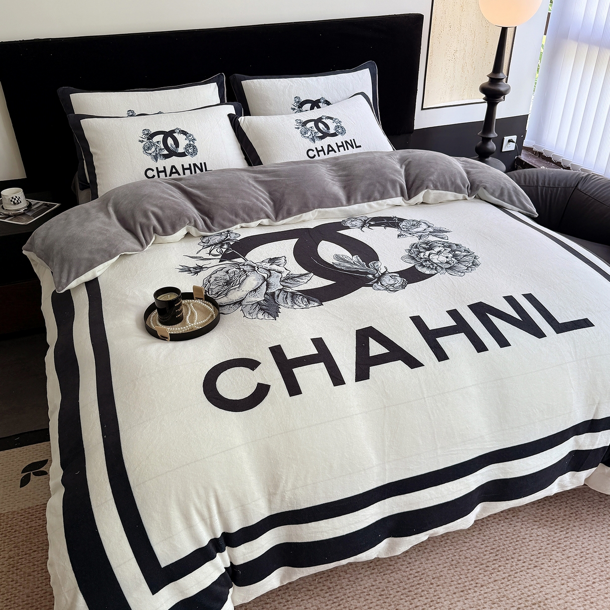 91家纺网 家纺一手货源 找家纺 摩卡（乐趣） 2025新款牛奶绒大版数码印花四件套（提供买家秀） 白香花