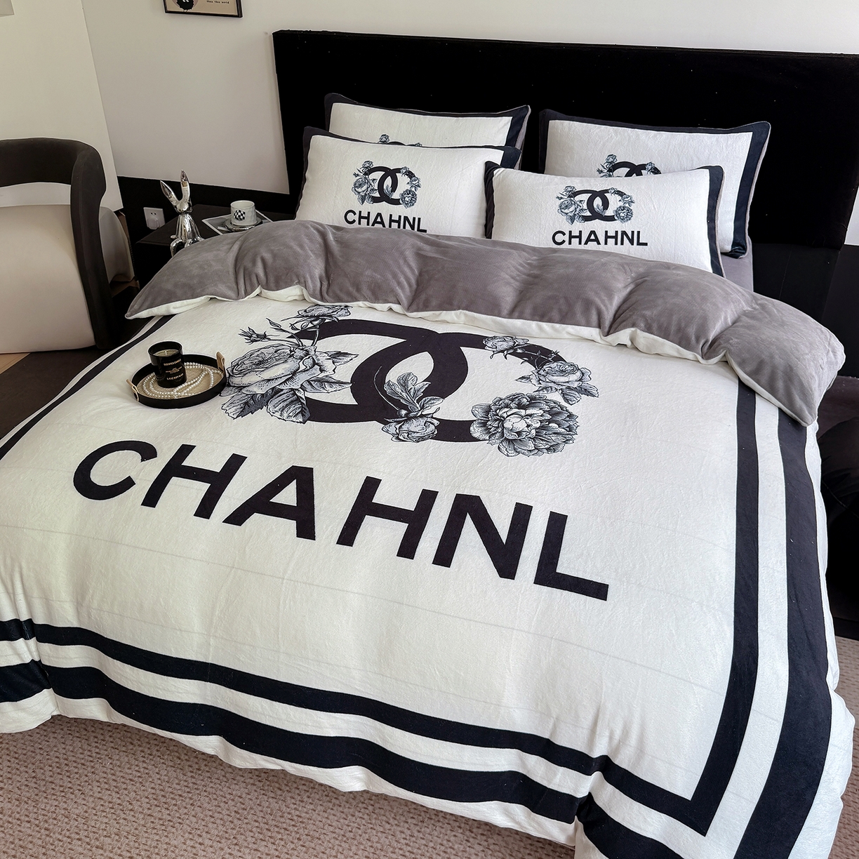 91家纺网 家纺一手货源 找家纺 摩卡（乐趣） 2025新款牛奶绒大版数码印花四件套（提供买家秀） 白香花