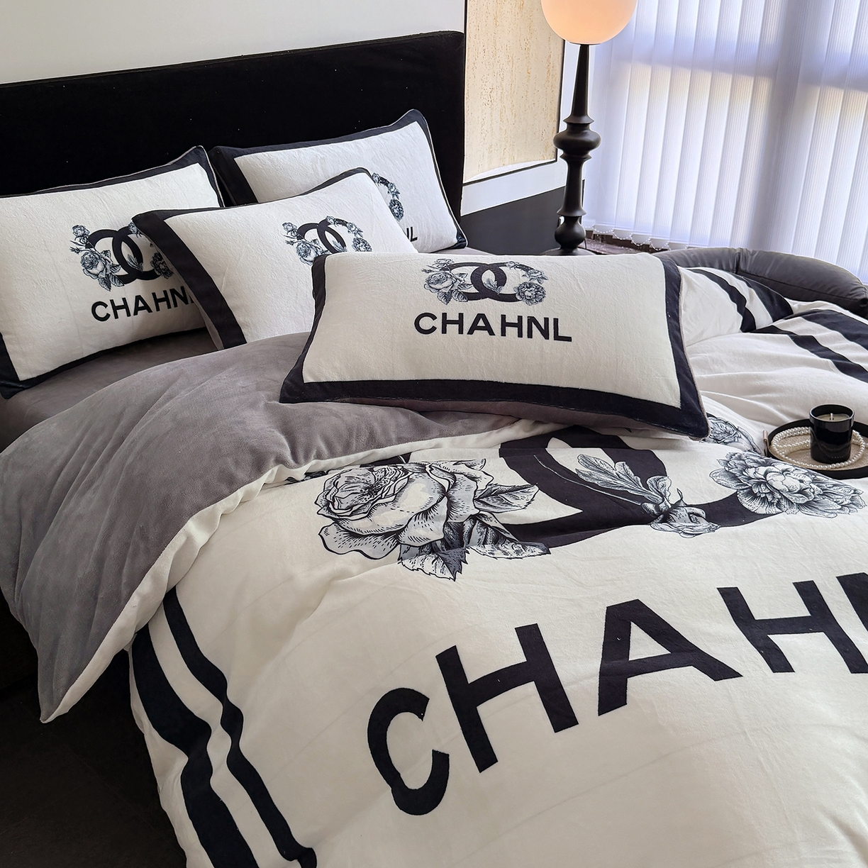 91家纺网 家纺一手货源 找家纺 摩卡（乐趣） 2025新款牛奶绒大版数码印花四件套（提供买家秀） 白香花