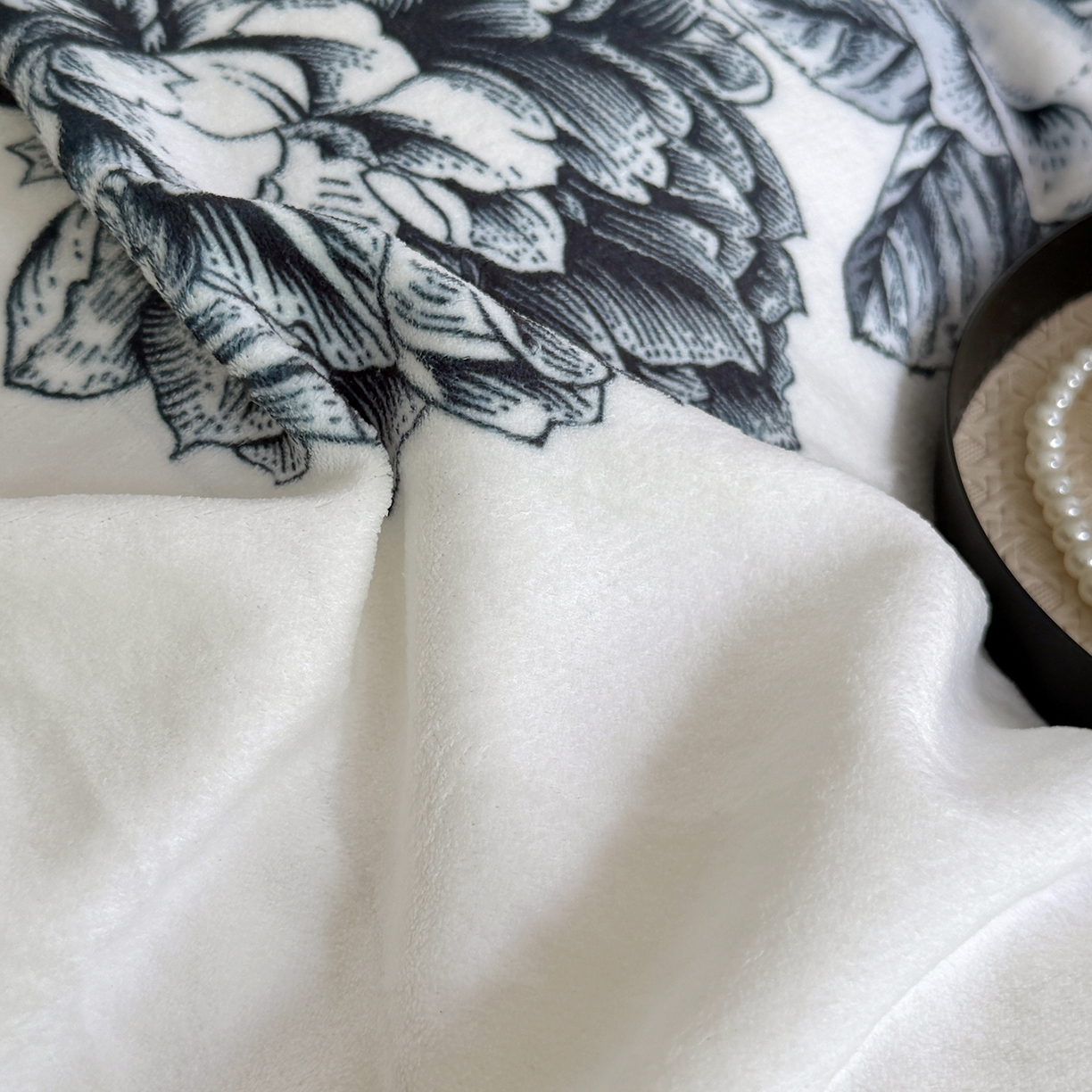 91家纺网 家纺一手货源 找家纺 摩卡（乐趣） 2025新款牛奶绒大版数码印花四件套（提供买家秀） 白香花