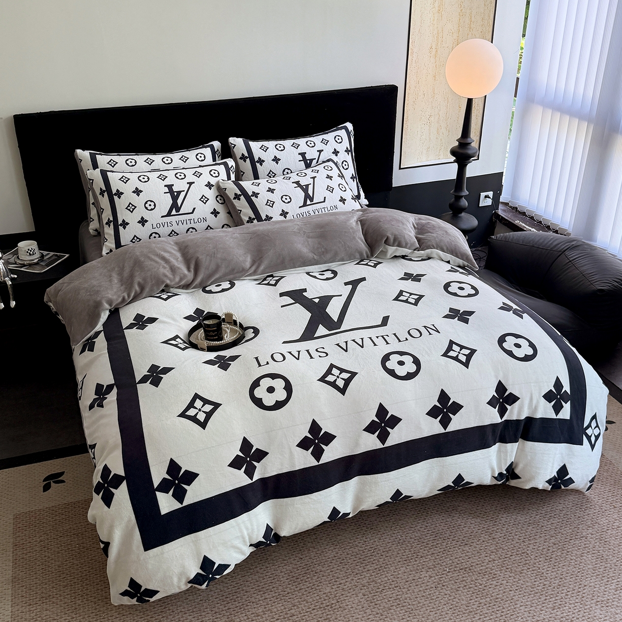 91家纺网 家纺一手货源 找家纺 摩卡（乐趣） 2025新款牛奶绒大版数码印花四件套（提供买家秀） 黑白V