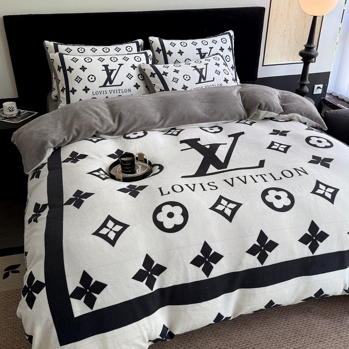 91家纺网 家纺一手货源 找家纺 摩卡（乐趣） 2025新款牛奶绒大版数码印花四件套（提供买家秀） 黑白V