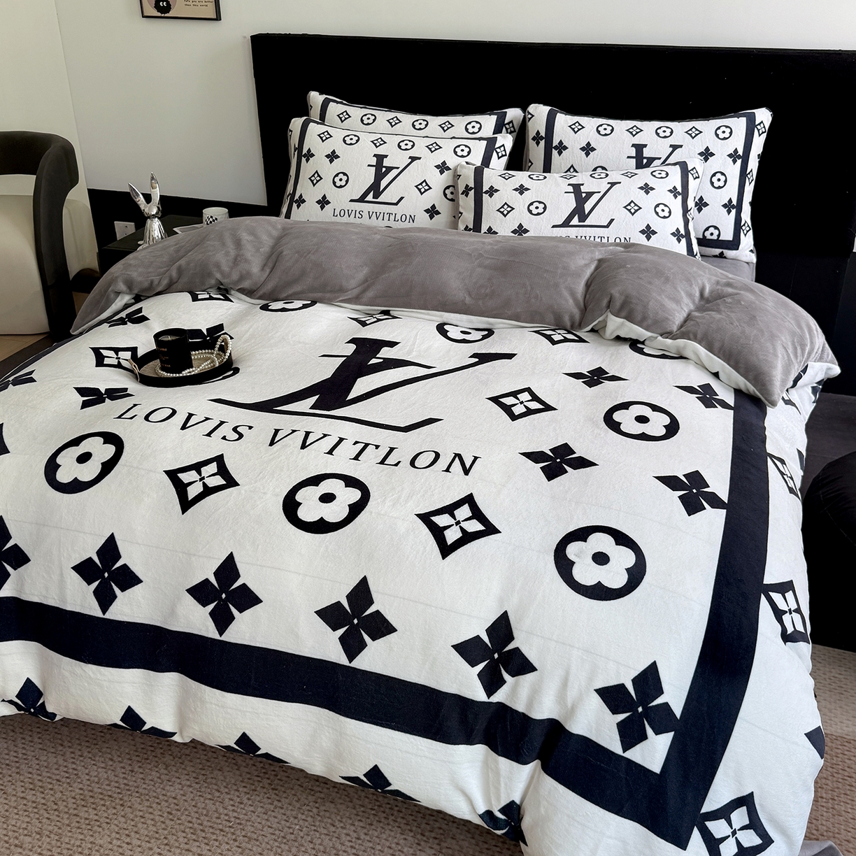 91家纺网 家纺一手货源 找家纺 摩卡（乐趣） 2025新款牛奶绒大版数码印花四件套（提供买家秀） 黑白V