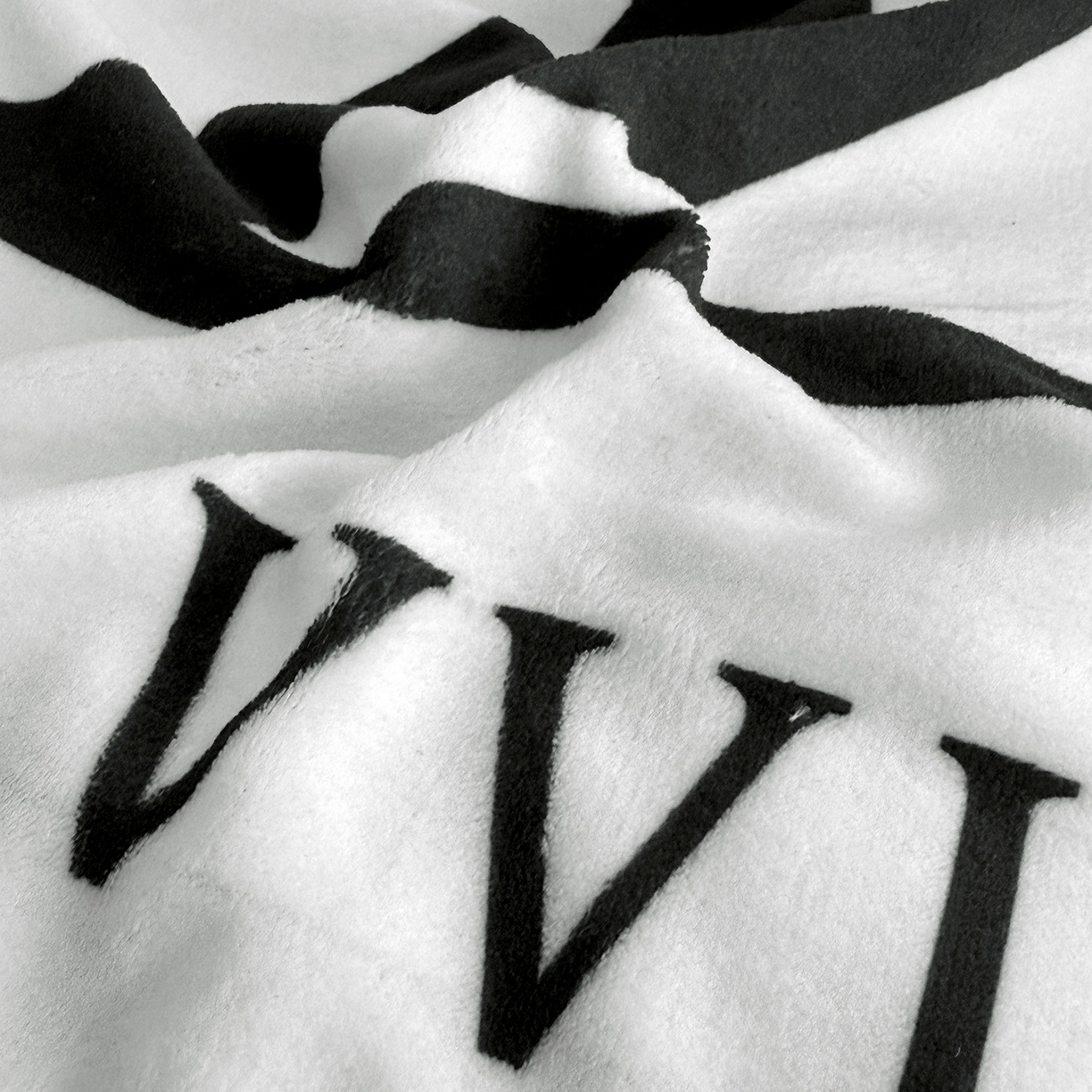 91家纺网 家纺一手货源 找家纺 摩卡（乐趣） 2025新款牛奶绒大版数码印花四件套（提供买家秀） 黑白V