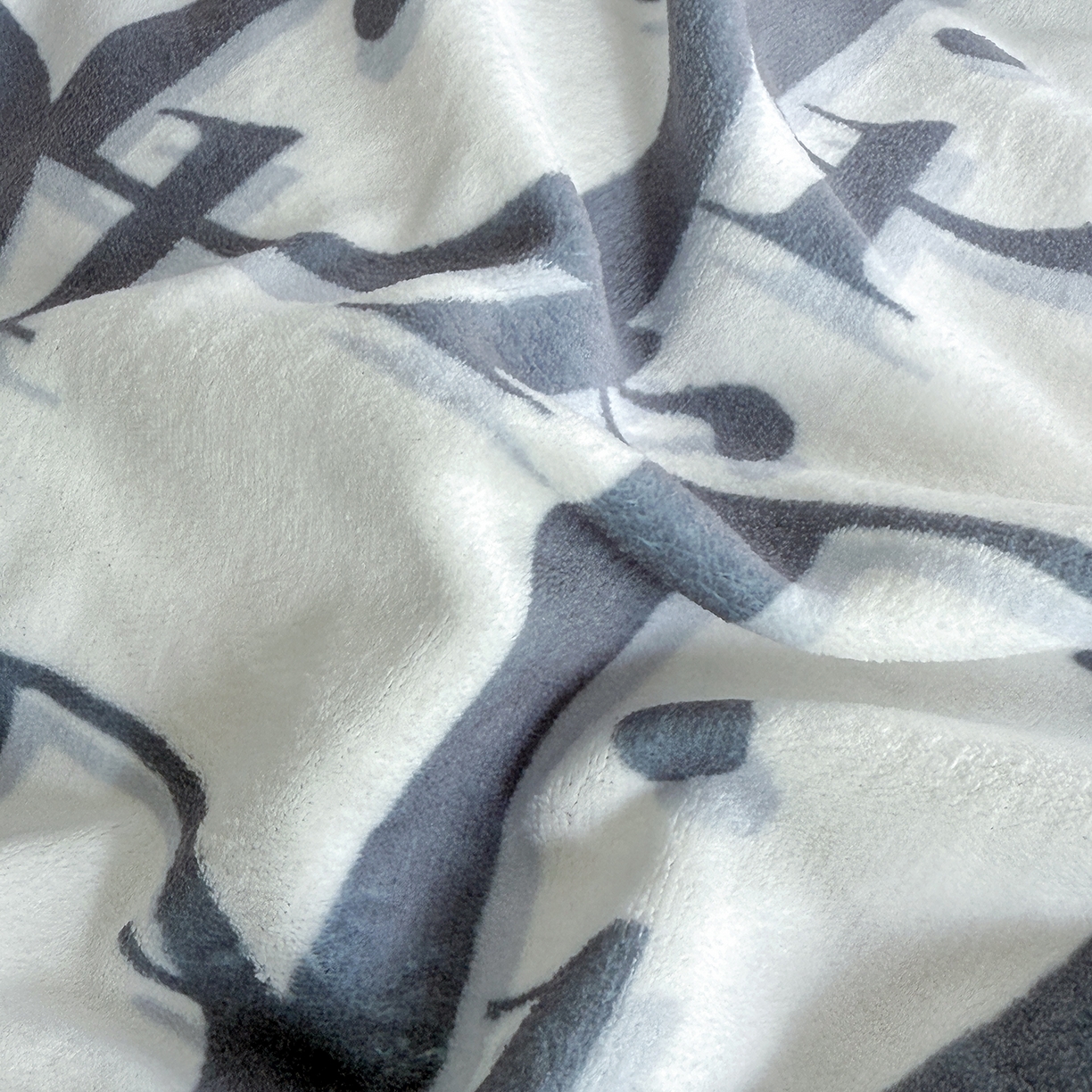 91家纺网 家纺一手货源 找家纺 摩卡（乐趣） 2025新款牛奶绒大版数码印花四件套（提供买家秀） 灰迪