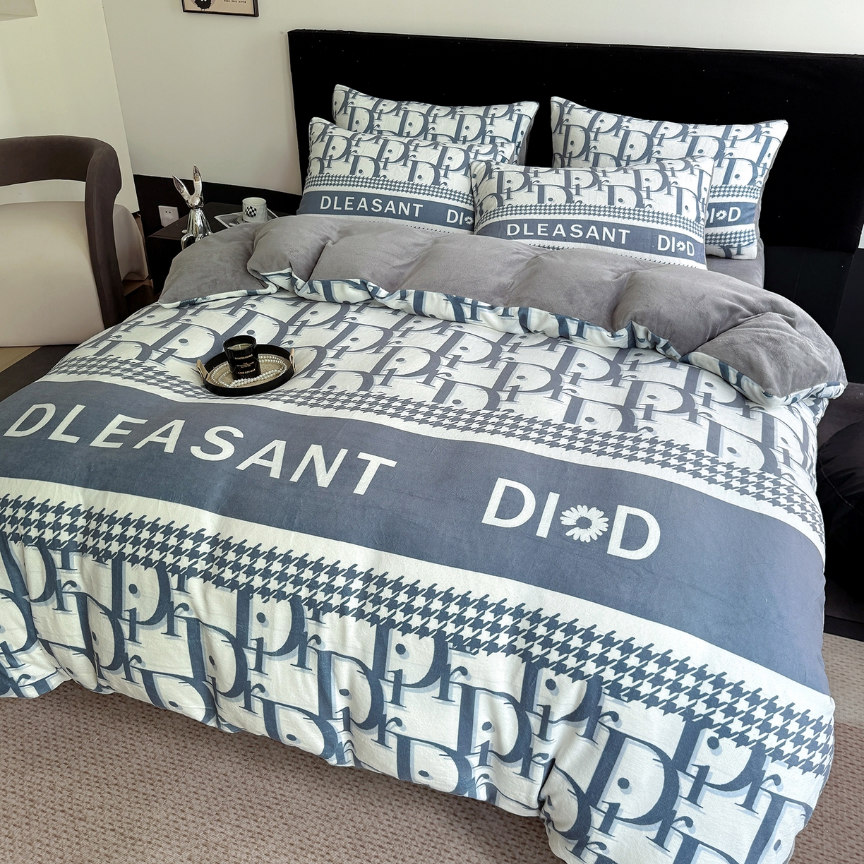 91家纺网 家纺一手货源 找家纺 摩卡（乐趣） 2025新款牛奶绒大版数码印花四件套（提供买家秀） 灰迪