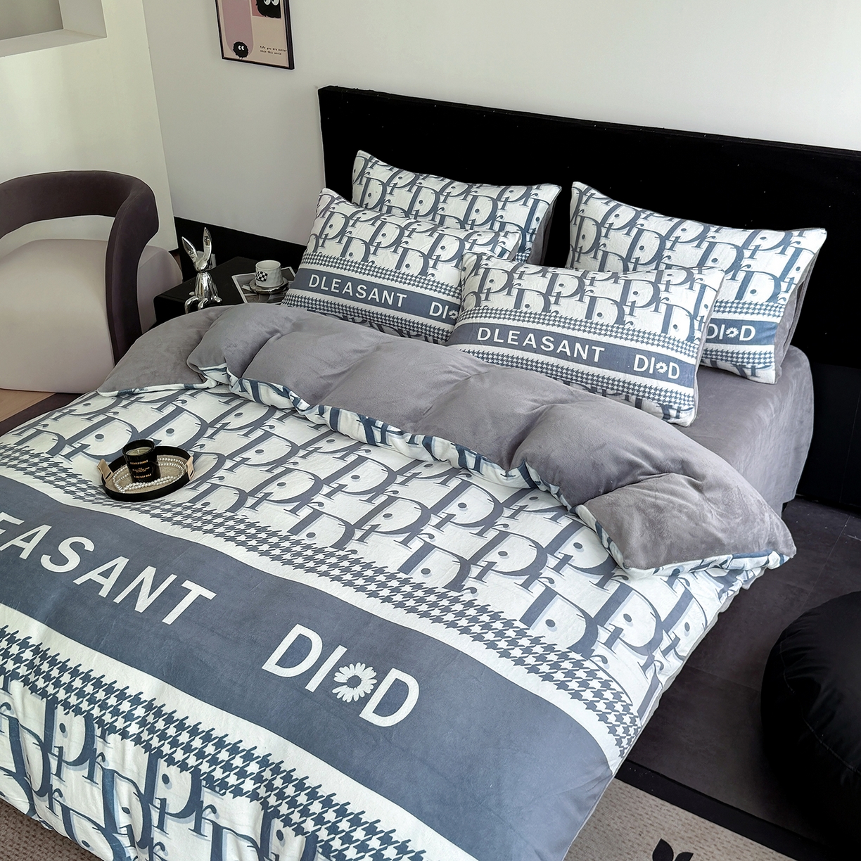 91家纺网 家纺一手货源 找家纺 摩卡（乐趣） 2025新款牛奶绒大版数码印花四件套（提供买家秀） 灰迪