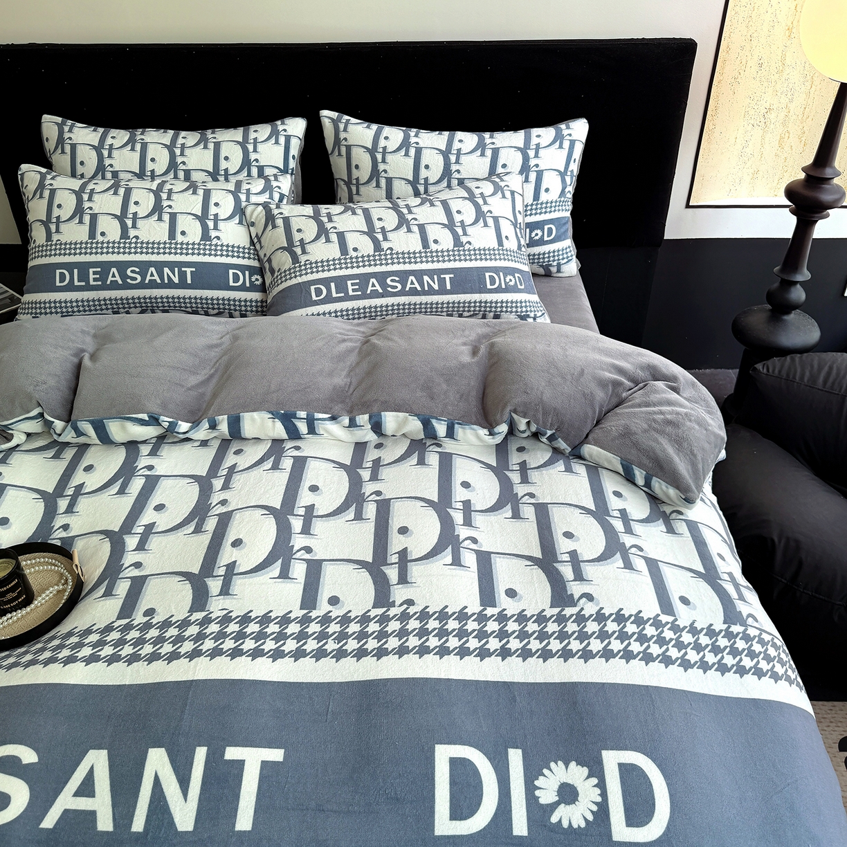 91家纺网 家纺一手货源 找家纺 摩卡（乐趣） 2025新款牛奶绒大版数码印花四件套（提供买家秀） 灰迪