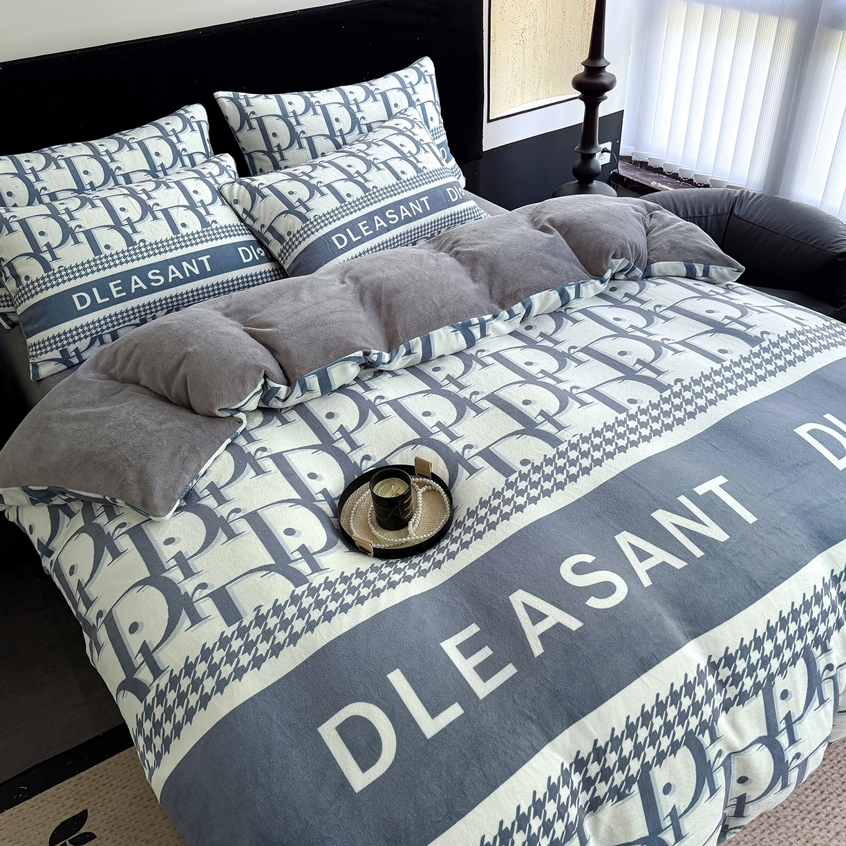 91家纺网 家纺一手货源 找家纺 摩卡（乐趣） 2025新款牛奶绒大版数码印花四件套（提供买家秀） 灰迪